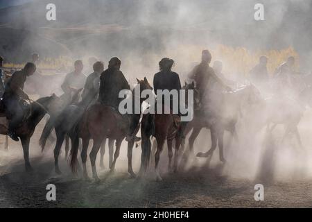 Männer üben ein traditionelles Buzkashi-Spiel, Yaklawang, Afghanistan Stockfoto