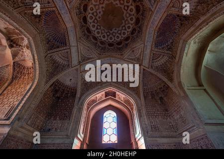 Wunderschön verzierte Innenausstattung im Gawhar Shada Mausoleum, Herat, Afghanistan Stockfoto