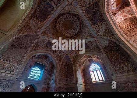 Wunderschön verzierte Innenausstattung im Gawhar Shada Mausoleum, Herat, Afghanistan Stockfoto