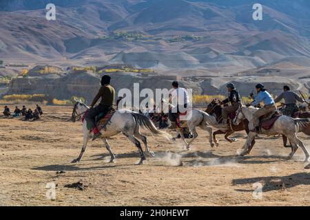 Männer üben ein traditionelles Buzkashi-Spiel, Yaklawang, Afghanistan Stockfoto