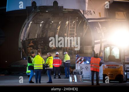 Bremen, Deutschland. Oktober 2021. Das Frachtflugzeug Antonov 124-100 wird für die Verladung des zweiten European Service Module (ESM) vorbereitet, das Airbus für die Orion-Raumsonde der NASA gebaut hat. Das vier Meter hohe und vier Meter breite Modul soll vom Flughafen Bremen zum Kennedy Space Center der NASA in Florida (USA) geflogen werden. Quelle: Sina Schuldt/dpa/Alamy Live News Stockfoto