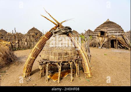 Traditionelle Hütten des Jiye-Stammes, Eastern Equatoria State, Südsudan Stockfoto