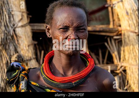 Narbengesicht als Zeichen der Schönheit Frau aus dem Stamm der Jiye, Eastern Equatoria State, Südsudan Stockfoto