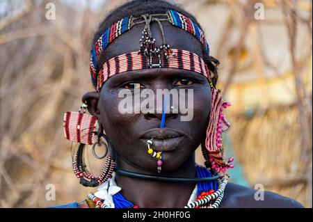 Traditionell gekleidete Frau, Stamm der Jiye, Staat Eastern Equatoria, Südsudan Stockfoto