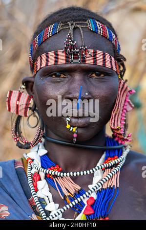 Traditionell gekleidete Frau, Stamm der Jiye, Staat Eastern Equatoria, Südsudan Stockfoto