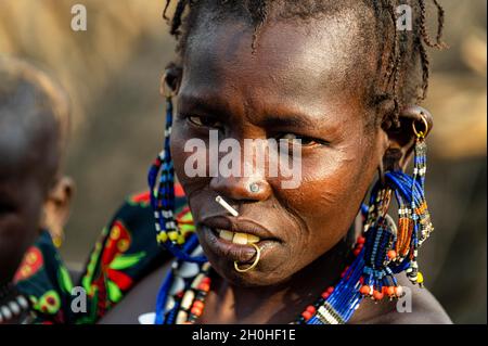 Traditionell gekleidete Frau, Stamm der Jiye, Staat Eastern Equatoria, Südsudan Stockfoto