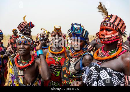 Traditionell gekleidete Frauen des Stammes der Jiye, Staat Eastern Equatoria, Südsudan Stockfoto