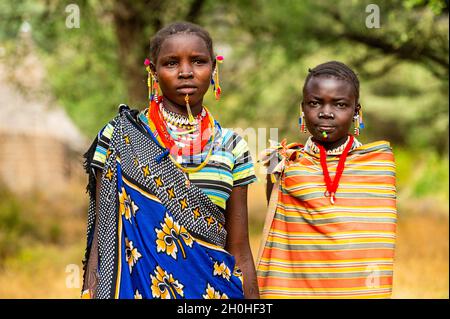Traditionell gekleidete junge Mädchen aus dem Stamm der Laarim, Boya Hills, Eastern Equatoria, Südsudan Stockfoto