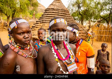 Traditionell gekleidete junge Mädchen aus dem Stamm der Laarim, Boya Hills, Eastern Equatoria, Südsudan Stockfoto