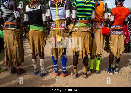 Nahaufnahme von den Kuhhautskiren traditionell gekleideter junger Mädchen, die lokale Tänze praktizieren, Laarim-Stamm, Boya Hills, Eastern Equatoria, Südsudan Stockfoto