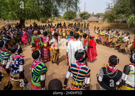 Traditionell gekleidete junge Mädchen üben lokale Tänze, Laarim Stamm, Boya Hügel, Eastern Equatoria, Südsudan Stockfoto