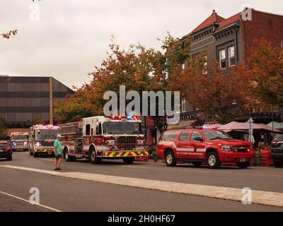 Summit, New Jersey Feuerwehr reagiert auf einen Anruf vor kurzem zahlreiche gut gepflegte Feuerwehrautos bei einem Anruf in einem Geschäftsviertel. Stockfoto