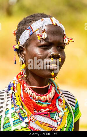 Traditionell gekleidetes junges Mädchen aus dem Stamm der Laarim, Boya Hills, Eastern Equatoria, Südsudan Stockfoto