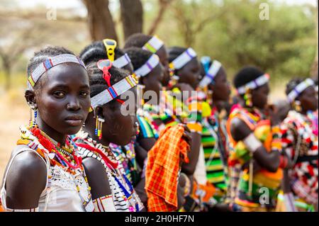 Traditionell gekleidete junge Mädchen üben lokale Tänze, Laarim Stamm, Boya Hügel, Eastern Equatoria, Südsudan Stockfoto