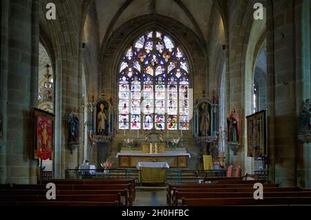 Kirchenschiff und Chorraum, Passionsfenster, Altar, Kirche Saint-Ronan, Locronan (Lokorn), Finistere, Bretagne, Frankreich Stockfoto