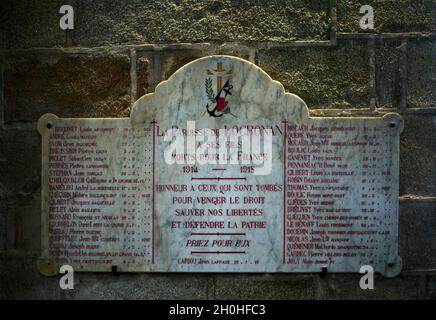 Gedenktafel für die Gefallenen des 1. Weltkrieges, Kirche Saint-Ronan, Locronan (Lokorn), Finistere, Bretagne, Frankreich Stockfoto