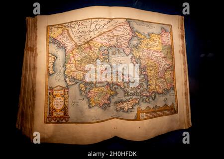 Antikes Buch mit einer alten Landkarte von Griechenland, Museo Correr, Venedig, Venetien, Italien Stockfoto