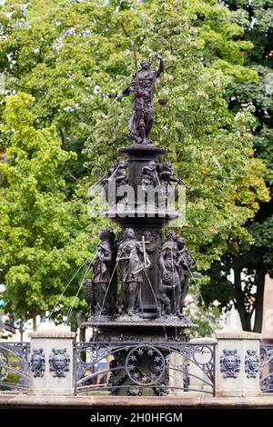 Der 1584-1589 von Benedikt Wurzelbauer erbaute Tugendbrunnen zeigt die sieben Tugenden in weiblicher Form: Glaube, Liebe, Hoffnung, Kraft, Mäßigung, Geduld Stockfoto