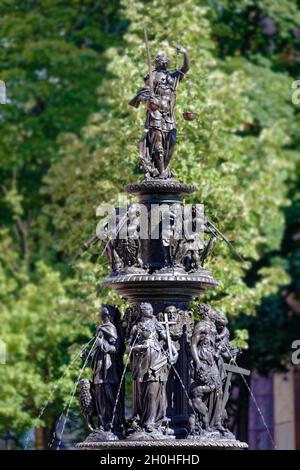 Der 1584-1589 von Benedikt Wurzelbauer erbaute Tugendbrunnen zeigt die sieben Tugenden in weiblicher Form: Glaube, Liebe, Hoffnung, Kraft, Mäßigung, Geduld Stockfoto