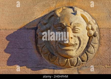 Relief, Skulptur, Kopf, Geistergesicht, Allegorie, Emblem, Symbol, Allegorie, Darstellung des Herbstes der Saison an der Hauswand, Nürnberg, Mitte Stockfoto