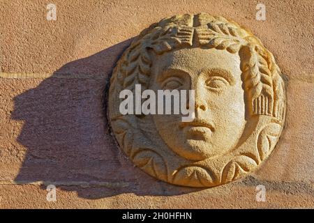 Relief, Skulptur, Kopf, Geistergesicht, Allegorie, Emblem, Symbol, Allegorie, Darstellung des Saisonsommers auf Hauswand, Nürnberg, Mitte Stockfoto