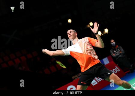 Aarhus, Dänemark. Oktober 2021. Gijs Duijs aus den Niederlanden tritt beim Thomas Cup Badmintonturnier in Aarhus, Dänemark, am 12. Oktober 2021 beim Männer-Einzelspiel gegen Weng Hongyang aus China bei einem Spiel der Gruppe C zwischen China und den Niederlanden an. Quelle: Zhang Cheng/Xinhua/Alamy Live News Stockfoto