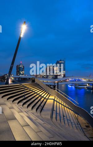 Landungsbrücken an der Überseebrücke mit Elbe-Philharmonie im Hintergrund, Hamburg, Deutschland Stockfoto