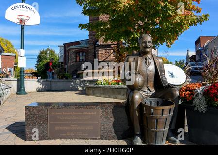 Almonte, Kanada - 1. Oktober 2021: Bronzestatue von James Naismith in seiner Heimatstadt Almonte, einer kleinen Stadt in Ontario. Naismith erfand das Spiel von Stockfoto