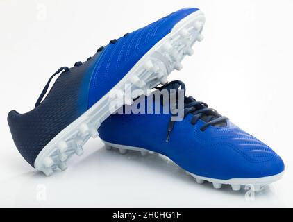 Traditionelle Leder-Fußballschuhe isoliert auf weißem Hintergrund Stockfoto