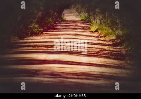 Eine rote Schotterstraße ist am 9. Oktober 2021 in Irvington, Alabama, abgebildet. Irvington ist eine nicht eingegliederte Gemeinde am Highway 90 in Alabama. Stockfoto