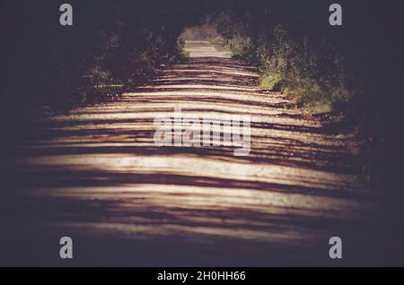 Eine rote Schotterstraße ist am 9. Oktober 2021 in Irvington, Alabama, abgebildet. Irvington ist eine nicht eingegliederte Gemeinde am Highway 90 in Alabama. Stockfoto