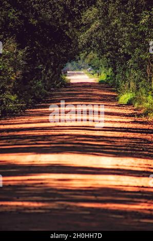 Eine rote Schotterstraße ist am 9. Oktober 2021 in Irvington, Alabama, abgebildet. Irvington ist eine nicht eingegliederte Gemeinde am Highway 90 in Alabama. Stockfoto