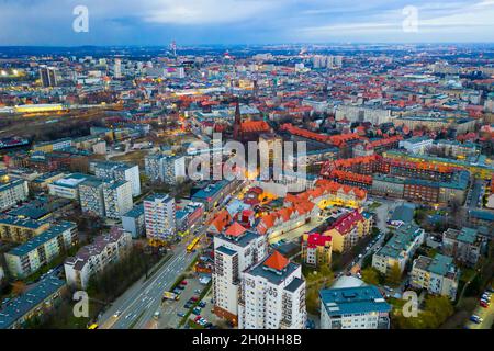 Luftaufnahme von Katowice am Abend Stockfoto