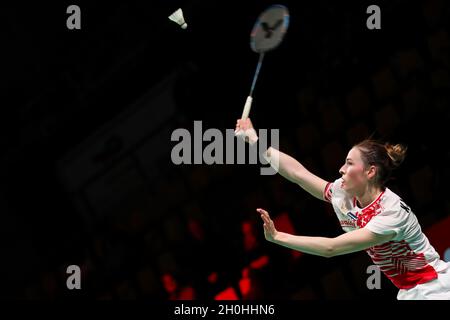 Aarhus, Dänemark. Oktober 2021. Line Hojmark Kjaersfeldt aus Dänemark tritt beim Uber Cup Badmintonturnier in Aarhus, Dänemark, am 12. Oktober 2021 im Einzel-Match der Frauen gegen Wang Zhiyi aus China bei einem Spiel der Gruppe D zwischen China und Dänemark an. Quelle: Zhang Cheng/Xinhua/Alamy Live News Stockfoto