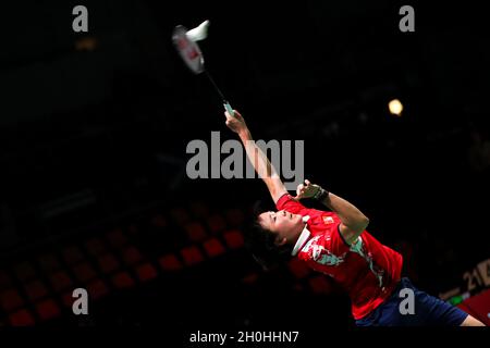 Aarhus, Dänemark. Oktober 2021. HE Bingjiao aus China tritt im Einzel-Match der Frauen gegen Line Christophersen während eines Gruppe-D-Spiels zwischen China und Dänemark beim Uber Cup-Badmintonturnier in Aarhus, Dänemark, am 12. Oktober 2021, an. Quelle: Zhang Cheng/Xinhua/Alamy Live News Stockfoto