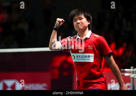 Aarhus, Dänemark. Oktober 2021. HE Bingjiao aus China reagiert beim Frauen-Einzelspiel gegen Line Christophersen aus Dänemark während eines Gruppe-D-Spiels zwischen China und Dänemark beim Uber Cup-Badmintonturnier in Aarhus, Dänemark, am 12. Oktober 2021. Quelle: Zhang Cheng/Xinhua/Alamy Live News Stockfoto