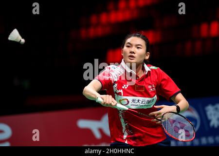 Aarhus, Dänemark. Oktober 2021. Han Yue aus China tritt beim Frauen-Einzelspiel gegen Julie Dawall Jakobsen aus Dänemark während eines Gruppe-D-Spiels zwischen China und Dänemark beim Uber-Cup-Badmintonturnier in Aarhus, Dänemark, am 12. Oktober 2021, an. Quelle: Zhang Cheng/Xinhua/Alamy Live News Stockfoto