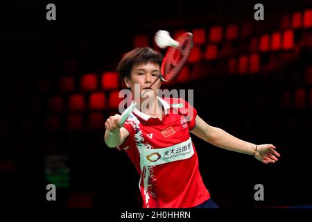 Aarhus, Dänemark. Oktober 2021. Wang Zhiyi aus China tritt im Einzel-Match der Frauen gegen Line Hojmark Kjaersfeldt aus Dänemark bei einem Spiel der Gruppe D zwischen China und Dänemark beim Uber Cup-Badmintonturnier in Aarhus, Dänemark, am 12. Oktober 2021 an. Quelle: Zhang Cheng/Xinhua/Alamy Live News Stockfoto