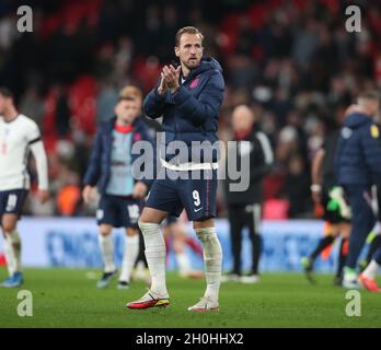 London, Großbritannien. Oktober 2021. Der englische Harry Kane reagiert nach dem Spiel der FIFA Fußball-Weltmeisterschaft Katar 2022 in der Qualifikationsgruppe I zwischen England und Ungarn am 12. Oktober 2021 in London, Großbritannien. Quelle: Matthew Impey/Xinhua/Alamy Live News Stockfoto