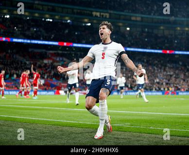 London, Großbritannien. Oktober 2021. Der englische John Stones feiert am 12. Oktober 2021 in London, Großbritannien, nach einem Treffer bei der FIFA Fußball-Weltmeisterschaft Katar 2022 in der Qualifikationsgruppe I zwischen England und Ungarn. Quelle: Matthew Impey/Xinhua/Alamy Live News Stockfoto