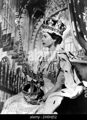 2. Juni 1953, London, England: KÖNIGIN ELIZABETH II., 27, gekrönt bei ihrer Krönungszeremonie in Westminster Abbey in London. Vor mehr als 8,000 Gästen, darunter Ministerpräsidenten und Staatsoberhäupter aus dem Commonwealth und der ganzen Welt, legte sie den Krönungseid ab und ist nun verpflichtet, ihrem Volk zu dienen und die Gesetze Gottes zu wahren. Die Königin saß im Thronsaal des Buckingham Palace nach ihrer Krönung in der Westminster Abbey. QEII trägt die Krone des kaiserlichen Staates. In ihrer linken Hand hält sie die Kugel, in ihrer rechten Hand das Zepter mit dem Kreuz. (Bild: © Keystone Press Agency Stockfoto