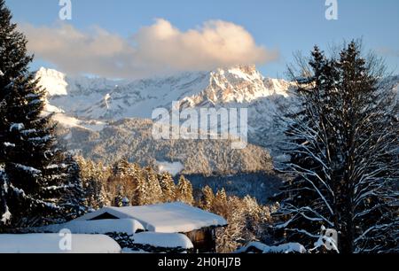 Wolken über Bergspitzen von Les Ecovets oberhalb von Villars-sur-Ollon in der Schweiz Stockfoto