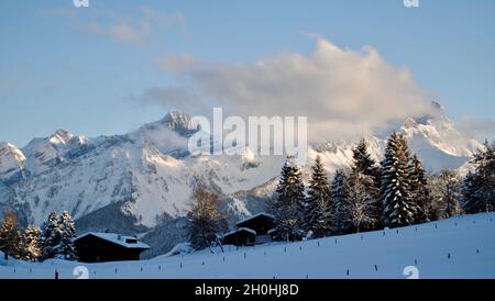 Wolken über Bergspitzen von Villars-sur-Ollon aus gesehen Stockfoto