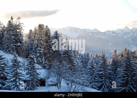 Wolken über Bergspitzen von Les Ecovets oberhalb von Villars-sur-Ollon in der Schweiz Stockfoto