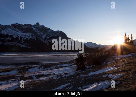 Sonnenuntergang am Abraham Lake zwischen Bergen und Bäumen, Nordegg Alberta Kanada Stockfoto