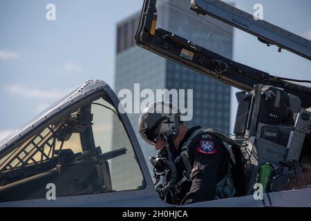 US Air Force Capt. Haden „Gator“ Fullam, A-10C Thunderbolt II Demonstrationsteam Pilot, führt Pre-Flight-Inspektionen in Cleveland, Ohio, am 3. September 2021 durch. Während der Vorstellung zeigte Fullam verschiedene Flugmanöver, einschließlich simulierter Waffenläufe, und stellte die Fähigkeiten der A-10 vor. (USA Luftwaffe Foto von Senior Airman Jacob T. Stephens) Stockfoto