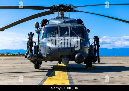 HH-60G Pave Hawk A6212, der 56. Rettungsgeschwader zugewiesen, sitzt auf der Startbahn, nachdem er auf einem Flughafen in Kroatien während seines letzten Fluges vor seiner Pensionierung, dem 23. September 2021, betankt wurde. A6212 soll die erforderlichen Komponenten entfernen und dann vor der 56. Einsatztruppe in Gebäude 7300 montiert werden. (USA Luftwaffe Foto von Senior Airman Brooke Moeder) Stockfoto