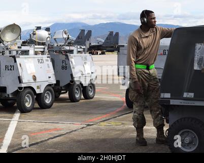 Namir Jones, Senior Airman der US Air Force, Spezialist für Bodenausrüstung für Luft- und Raumfahrt, vom 4th Equipment Maintenance Squadron, Seymour Johnson Air Force Base, North Carolina, Unterstützt F-15E Strike Eagles bei der Vorbereitung auf eine Reihe integrierter Trainingseinheiten während der Operation Castle Forge neben F-16-Flugzeugen des 110. Kampfflügels der Hellenischen Luftwaffe auf der Luftwaffenbasis Larissa, Griechenland, 11. Oktober 2021. Castle Forge ist eine von der US Air Forces Europe-Air Forces in Afrika geführte, gemeinsame, multinationale Operation. Es bietet ein dynamisches, partnerschaftliches Schulungsumfeld, das die US-amerikanischen Unternehmen anhebt Stockfoto