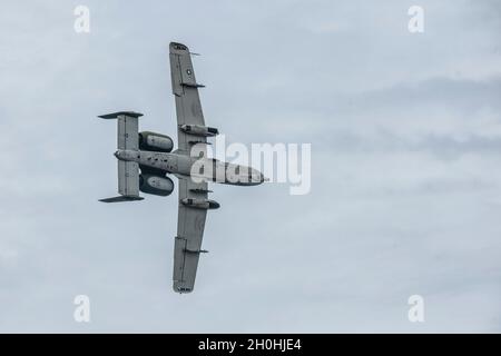 Eine US Air Force A-10 Thunderbolt II fliegt am 4. September 2021 über Cleveland, Ohio. Während der Vorstellung zeigte Fullam verschiedene Flugmanöver, einschließlich simulierter Waffenläufe, und stellte die Fähigkeiten der A-10 vor. (USA Luftwaffe Foto von Senior Airman Jacob T. Stephens) Stockfoto