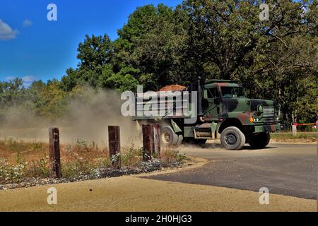 Am 23. September 2021 wird das Wartungspersonal der Fort McCoy Range gezeigt, das einen Brand- und Bewegungsbereich auf Range 4 in Fort McCoy errichtet. Die kleinere Reichweite ist 100 Meter breit und 150 Meter lang. Die neue Serie ist auch für die Schulung einzelner Soldaten und Buddy-Teams in grundlegenden Feuer- und Bewegungstechniken konzipiert. Range Operations und Range Maintenance werden vom Fort McCoy Direction of Plans, Training, Mobilisation and Security verwaltet. (USA Army Photo von Scott T. Sturkol, Public Affairs Office, Fort McCoy, Wisp.) Stockfoto